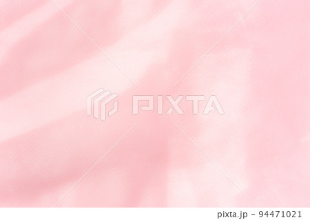 ふわふわピンクの布の背景素材 94471021