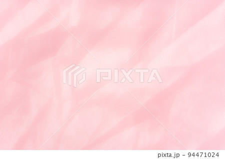 ふわふわピンクの布の背景素材 94471024