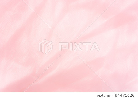 ふわふわピンクの布の背景素材 94471026