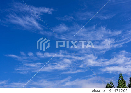 爽やかな秋の空 94471202