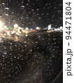 雨粒と夜景 94471804