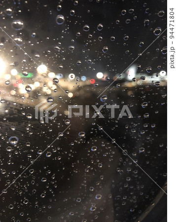 雨粒と夜景 94471804