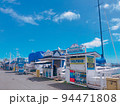 ハワイの港町の風景 94471808
