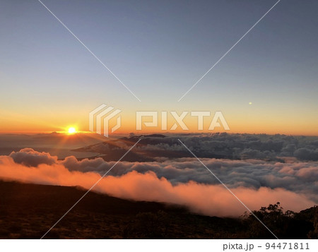 ハレアカラからの夕焼け 94471811