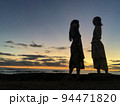 夕焼けとシルエット 94471820