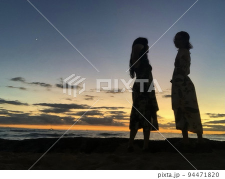 夕焼けとシルエット 94471820
