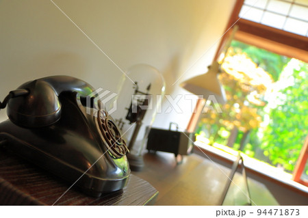 レトロな昭和の黒電話 94471873