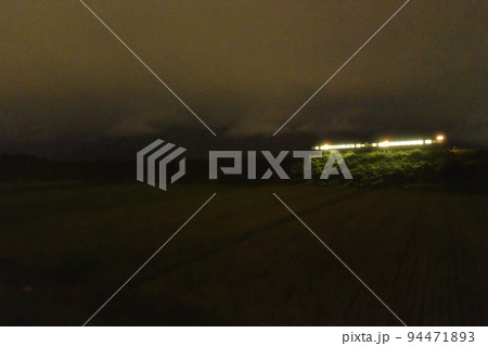 北杜市小淵沢町、築堤を行く小海線下り最終列車 94471893