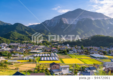 《埼玉県》武甲山とのどかな街並み・秩父の夕暮れ 94472061