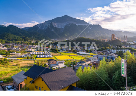 《埼玉県》武甲山とのどかな街並み・秩父の夕暮れ 94472078