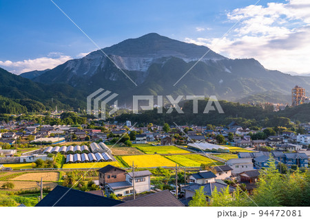 《埼玉県》武甲山とのどかな街並み・秩父の夕暮れ 94472081