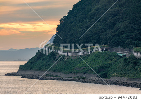 早朝の親不知海岸 早朝の親不知海岸 94472083