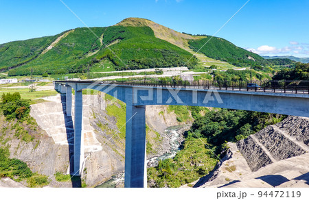 震災復旧工事が完成した新阿蘇大橋（熊本県） 94472119