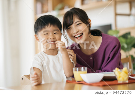 食事をする親子・家族のライフスタイルイメージ 94472570
