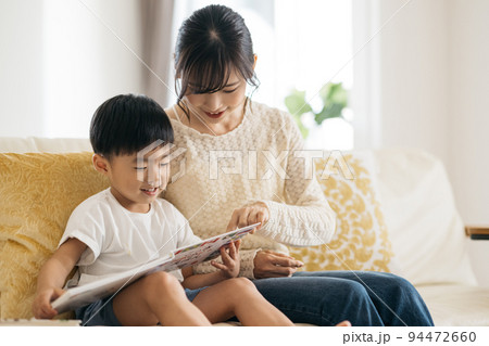 絵本を読む親子・読み聞かせイメージ 94472660