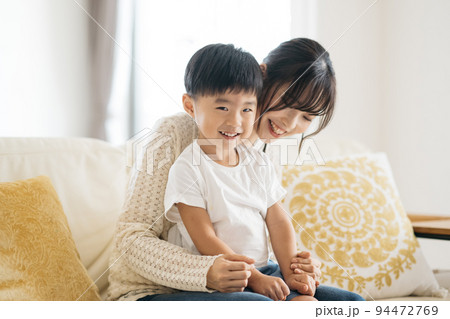 笑顔の男の子と母親・子育てイメージ 笑顔の男の子と母親・子育てイメージ 94472769