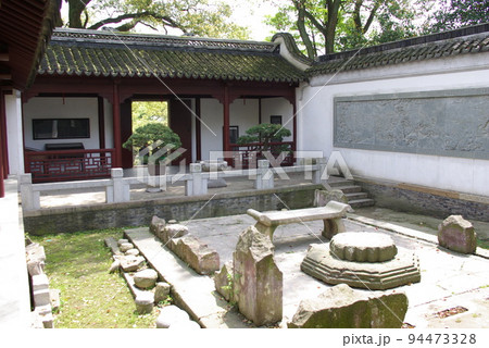 中国蘇州　虎丘公園内の光景　中国春秋時代の呉王の陵墓跡　中国版ピサの斜塔が有名 94473328