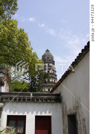 中国蘇州　虎丘公園内の光景　中国春秋時代の呉王の陵墓跡　中国版ピサの斜塔が有名 94473329