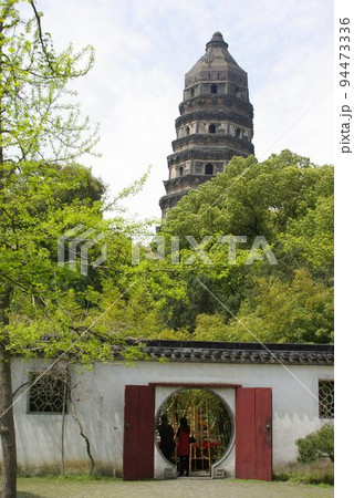 中国蘇州　虎丘公園内の光景　中国春秋時代の呉王の陵墓跡　中国版ピサの斜塔が有名 94473336