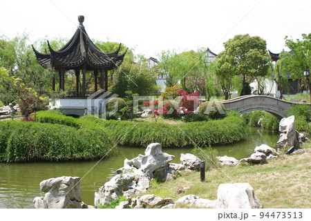 中国蘇州　盤門景区の光景　蘇州城に唯一現存する城門　瑞光塔や壮大な庭園が見どころ 94473513