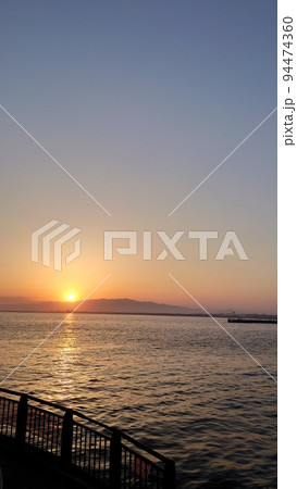 江ノ島の夕日の風景_8 94474360