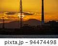 北九州工業地帯の工場と美しい夕焼け空 94474498