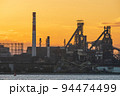 北九州工業地帯の工場と美しい夕焼け空 94474499
