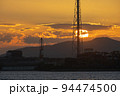 北九州工業地帯の工場と美しい夕焼け空 94474500