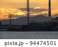 北九州工業地帯の工場と美しい夕焼け空 94474501