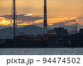 北九州工業地帯の工場と美しい夕焼け空 94474502