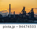 北九州工業地帯の工場と美しい夕焼け空 94474503