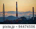 北九州工業地帯の工場と美しい夕焼け空 94474506