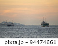 夕暮れの関門海峡を航行する大型船 94474661
