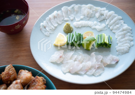 マゴチのお刺身（薄造りと昆布締め）、マゴチのあら汁、手羽先の素揚げ 94474984