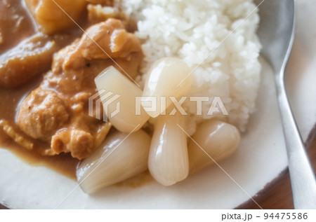 大粒のらっきょうとカレーライス 大粒のらっきょうとカレーライス 94475586