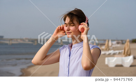 Girl listen to music in headphones outdoors 94475760