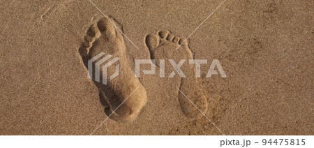 Male and female footprint on sand Male and female footprint on sand 94475815