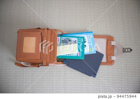 ランドセルとタブレット ランドセルとタブレット 94475944