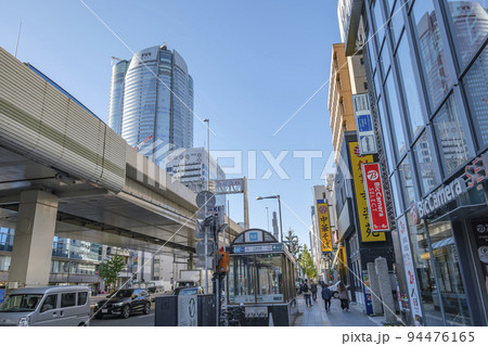 六本木駅前　六本木交差点周辺の街並みと人通り　東京都港区 94476165