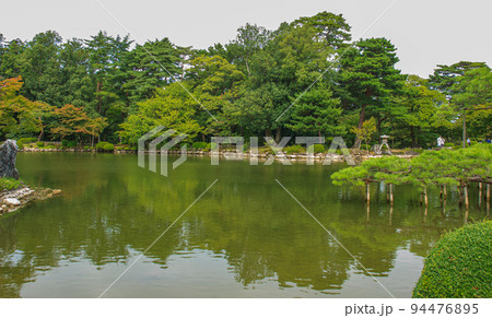 金沢の景勝地　兼六園　霞ケ池周辺の風景 94476895