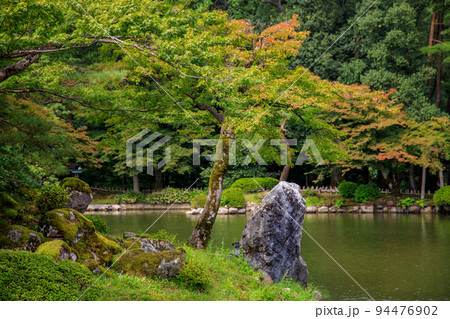 金沢の景勝地　兼六園　霞ケ池周辺の風景 94476902