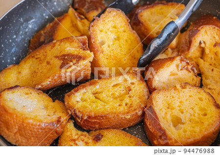 フライパンで焼くフレンチトースト 94476988