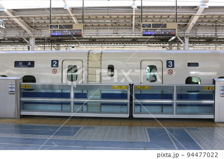 新幹線の新大阪駅に設置された可動柵 新幹線の新大阪駅に設置された可動柵 94477022