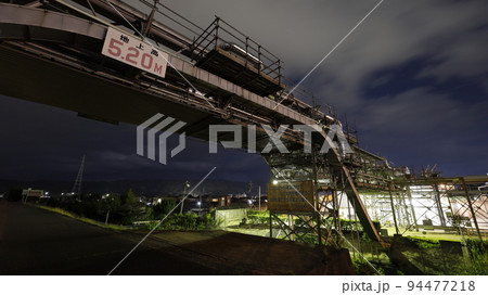 広島県大竹市の小瀬川堤防沿いの道路から見た工場夜景、道路をまたぐパイプライン 94477218