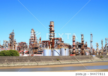 四日市市、工場施設が林立するコンビナートの風景 四日市市、工場施設が林立するコンビナートの風景 94477811