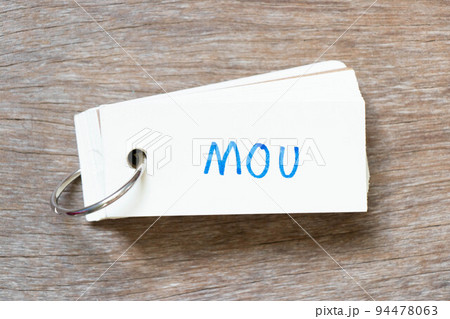 Flash card with handwriting in word MOU (Abbreviation of memorandum of understanding) on wood background 94478063