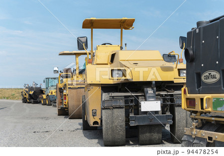 道路工事用の重機 94478254