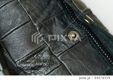 Metal knob and zipper on leather bag 94478559