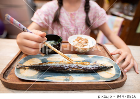 サンマの塩焼きを食べる子供 サンマの塩焼きを食べる子供 94478816