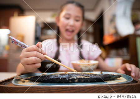 サンマの塩焼きを食べる子供 サンマの塩焼きを食べる子供 94478818